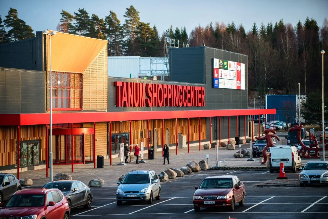 Tanum köpcenter fasad och vägledning